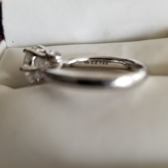 Stunning 925 solitaire cz Ladies Engagement Ring - Picture 5 of 7